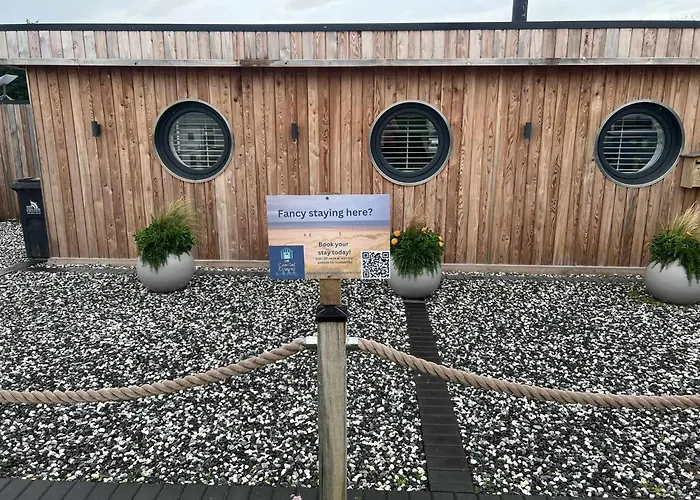 Humberston Boathouse Lodge & Hot Tub - Cleethorpes Beach Cabin Chalet